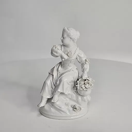 Белая статуэтка "Сидящая девочка с цветами" КРМ 1800-10е гг