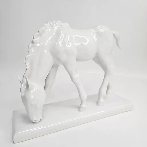 Фигурка белой лошади