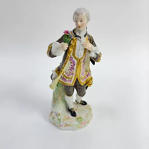Фигурка Молодой аристократ с букетом конец 19 века