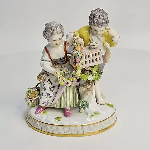 Статуэтка Дети с гирляндой роз