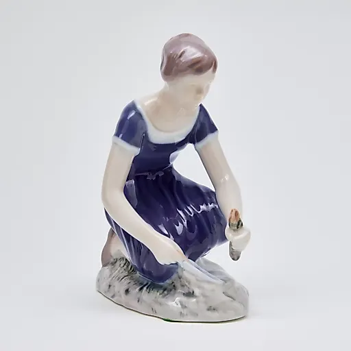 Фигурка "Девушка сажает цветы"