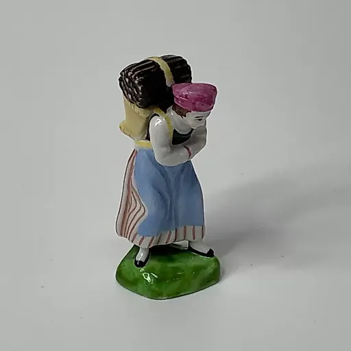 Старинная статуэтка "Девушка с ветками"