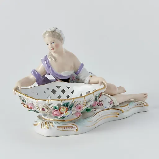 Старинная ваза с лепным декором и женской скульптурой