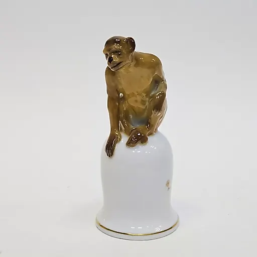 Фигурка Обезьяна шимпанзе на пьедестале в форме колокола