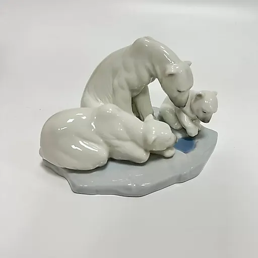 Скульптура редкая Семья белых медведей с медвежонком на льдине