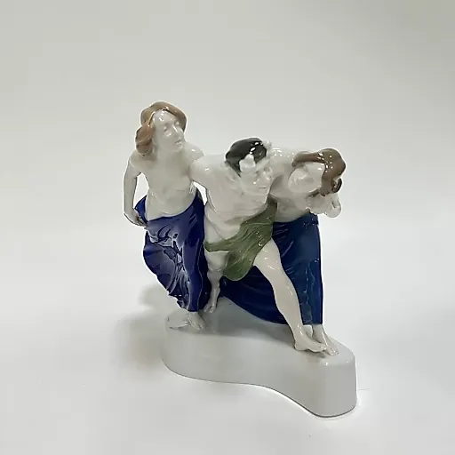 Фарфоровая статуэтка "Штурм вакханок"