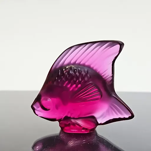 Хрустальная рыбка фиолетового оттенка