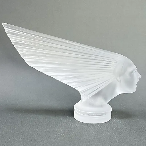 -маскот Victoire в стиле Артдеко сатиновое стекло модель Г.Хоффманн 1930е г Чехия 21