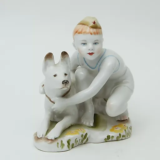 Фигурка Юный пограничник с собакой в зеленой пилотке