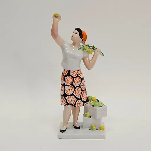 Статуэтка сборщица яблок