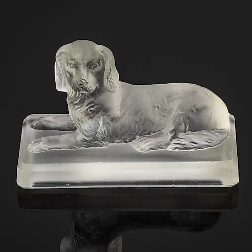 Пресс-папье «Лежащая собака» из матированного стекла, Российская империя, 1905-1915 гг.