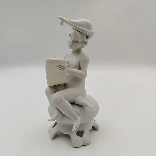 Статуэтка 'Пишущий мальчик' из композитного материала, Азия, конец XX - начало XXI века