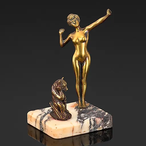 Латунная скульптура 'Обнаженная девушка и медведь', литье с камнем, Западная Европа, середина XX века