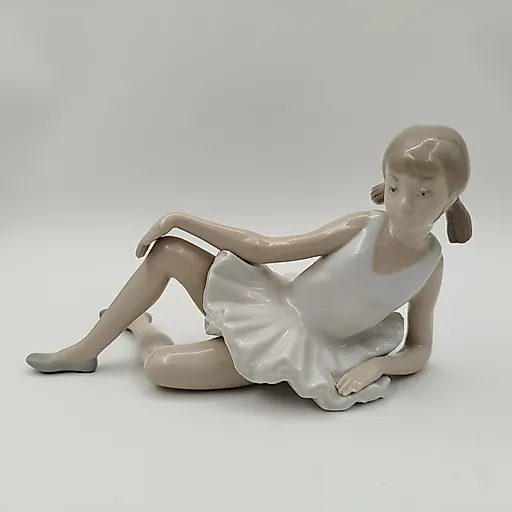 Фарфоровая статуэтка "Лежащая балерина" с росписью, NAO Porcelain, Испания, 1970-2000 гг.