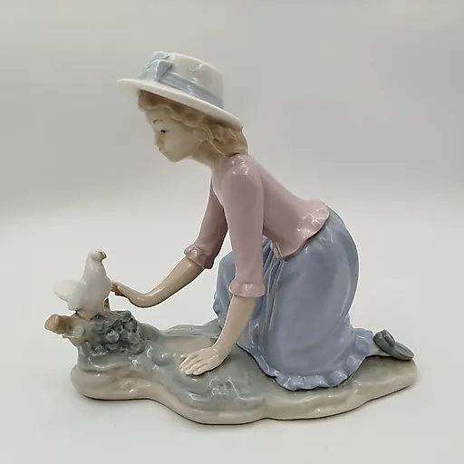 Фарфоровая статуэтка "Девушка с голубем" от NAO Porcelain, Испания, конец XX века