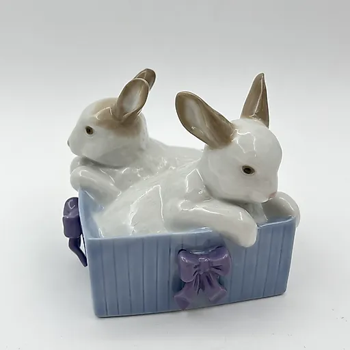 Фарфоровая статуэтка "Кролики в коробке" с росписью, NAO Porcelain, Испания, 1988-2000 гг.