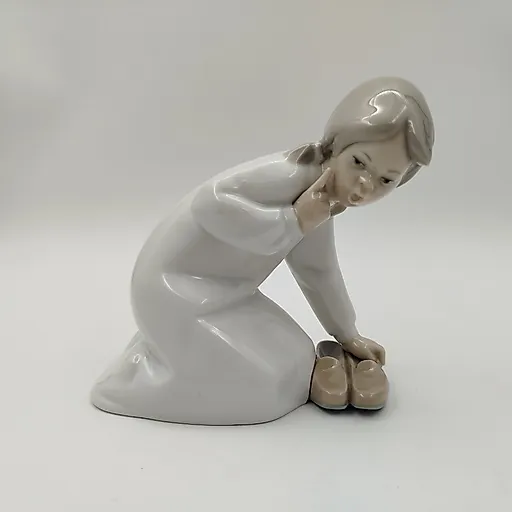 Фарфоровая статуэтка Lladro "Девочка с тапками" авторства Vicente Martinez, Испания, 1970-1990 гг.