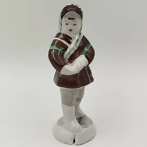 Фарфоровая статуэтка "Девочка в шубке" (Укутыш), Райпромкомбинат Бронницы, СССР, 1940-1950-е