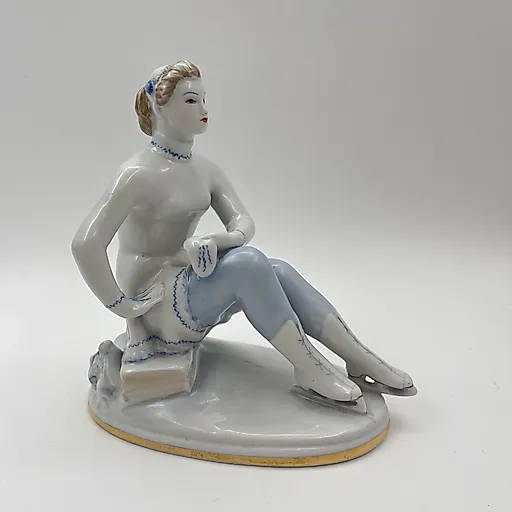 Фарфоровая статуэтка 'Фигуристка-физкультурница' с росписью и золочение, ЛФЗ, СССР, 1960-1970 гг.