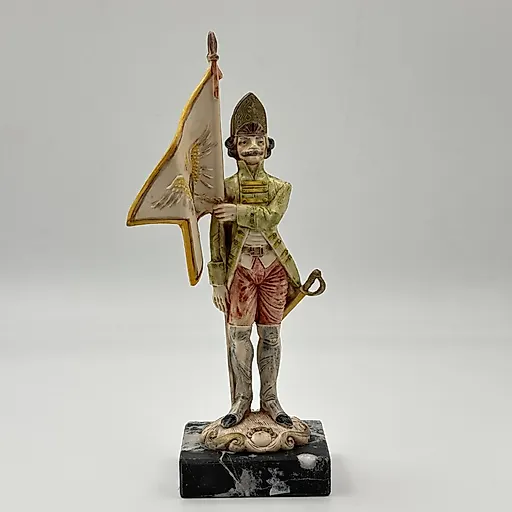 Статуэтка "Знаменоносец" из композитного материала с росписью, Западная Европа, конец XX века