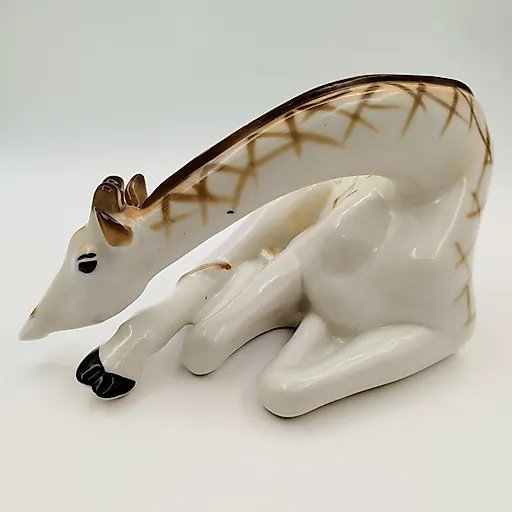 Фарфоровая статуэтка лежащего жирафа, скульптор П.П. Веселов, ЛФЗ, СССР, 1970-1990 гг.