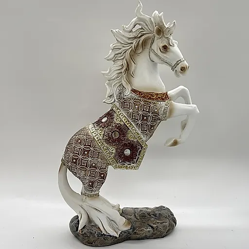 Статуэтка 'Конь на дыбах' из композитного материала с золочением, Китай, 2000-2020 гг.