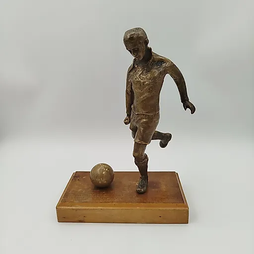 Бронзовая статуэтка футболиста с деревянной основой, Европа, 1970-1990 гг.