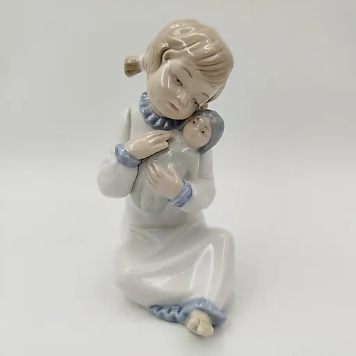Фарфоровая статуэтка NAO Porcelain «Девушка с куклой», Испания