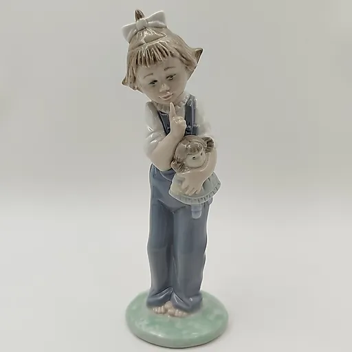 Фарфоровая статуэтка «Девочка с куклой» NAO Porcelain, Испания