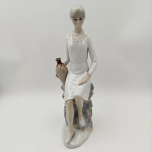 Фарфоровая статуэтка «Девушка с вазой», Casades, Испания, 1970-1990