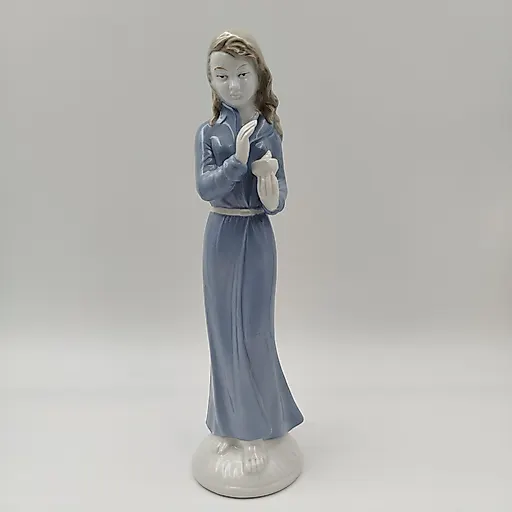 Фарфоровая статуэтка "Женщина со свечой" ("Перед сном") от VEB Porzellanfiguren Lippelsdorf, ГДР, 1970-1990 гг.