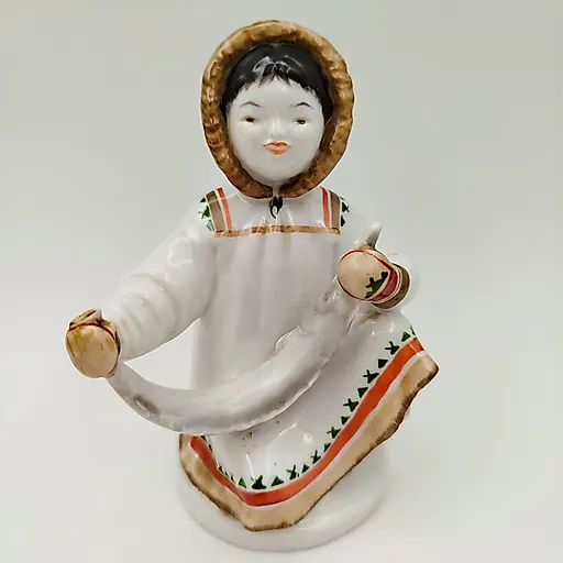 Фарфоровая статуэтка "Якутка с севрюгой" ЛФЗ, СССР, 1950-1960 гг.