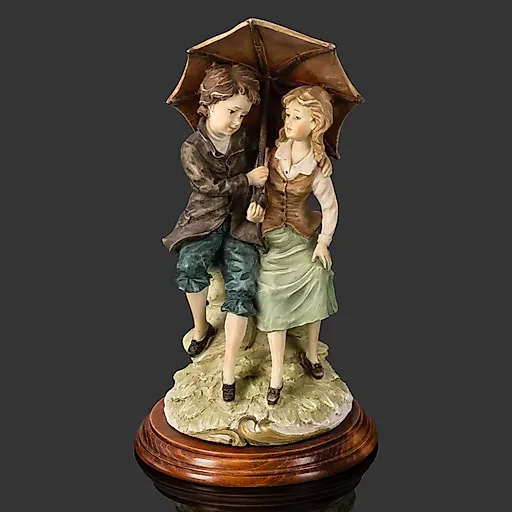Статуэтка "Двое под зонтом" из композитного материала с росписью, Западная Европа, 1970-1990 гг.