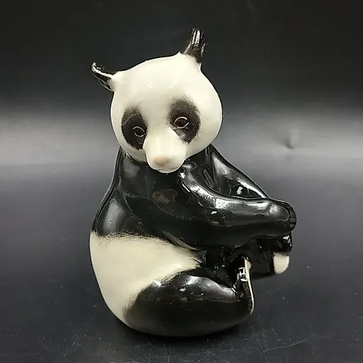 Фарфоровая статуэтка «Панда сидит» скульптора Веселова, ЛФЗ, СССР, 1970-1990 гг.