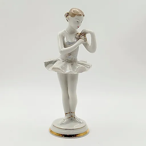 Фарфоровая статуэтка "Балерина с цветком" скульптора О. С. Артамонова, ДФЗ Вербилки, СССР, 1954-1965 гг.