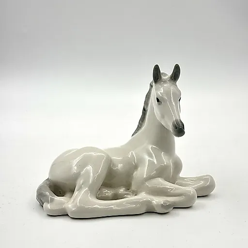 Фарфоровая статуэтка "Жеребёнок лежащий" авторства Б.Я. Воробьёва, ЛФЗ, СССР, 1970-е