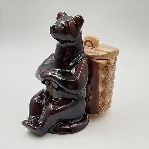 Фаянсовая статуэтка «Медведь с кузовком» Гжель, СССР, 1950-1970