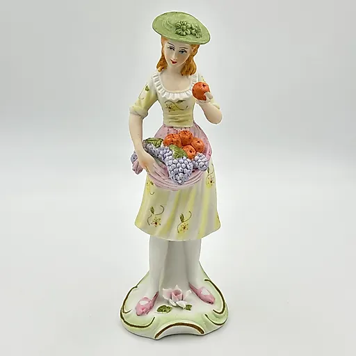 Статуэтка «Сборщица фруктов» из композитного материала, Западная Европа, 1960-1980