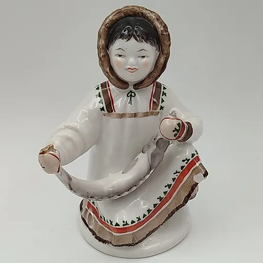 Фарфоровая статуэтка «Девочка-якутка с севрюгой», ЛФЗ, СССР, 1970-1980