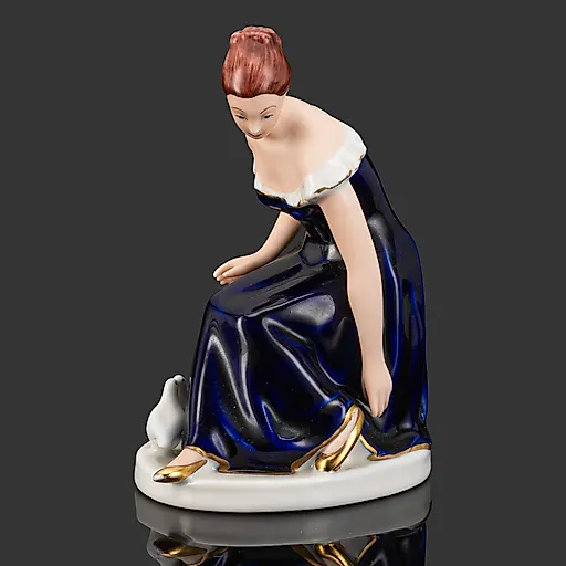 Фарфоровая статуэтка «Девушка с голубями» Royal Dux, Чехословакия, 1970-1990