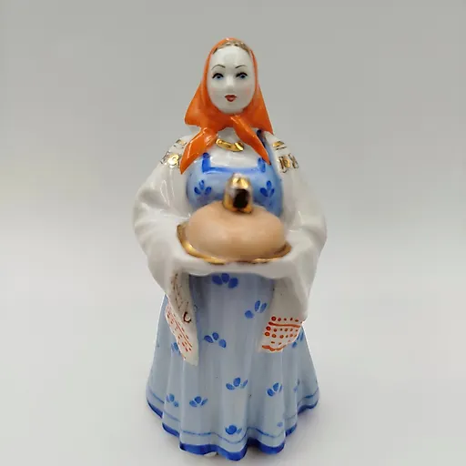 Статуэтка 'Девушка с караваем' из фарфора, Дулево, СССР, 1950-1965