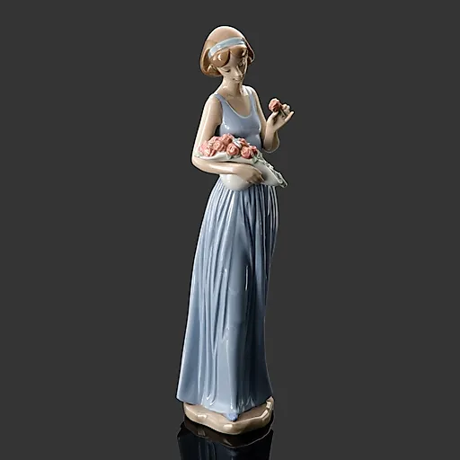 Фарфоровая статуэтка "Девушка с букетом цветов", NAO Porcelain, Испания, 1999