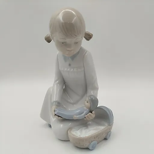 Фарфоровая статуэтка "Девочка с куклой у колыбели" NAO Porcelain, Испания