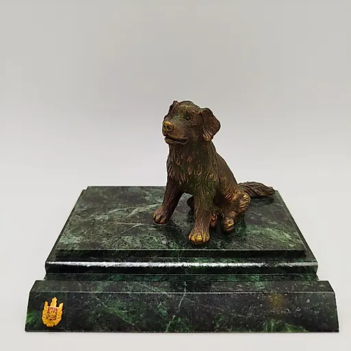 Визитница с бронзовой скульптурой собаки на каменном основании, Россия, 2010-2015