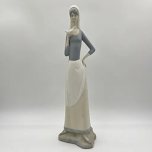 Фарфоровая статуэтка «Девушка с голубем» в стиле Lladro, Испания, 1970-1978