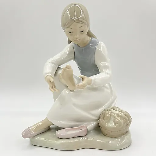 Фарфоровая статуэтка «Девочка, осматривающая ногу» в стиле Lladro, Испания, 1970-2000