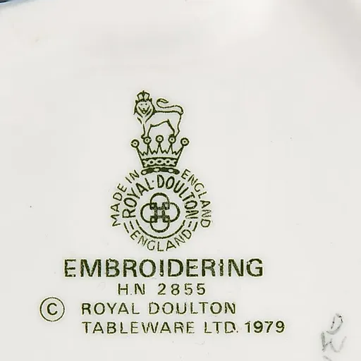 Статуэтка "Вышивание" - View 3