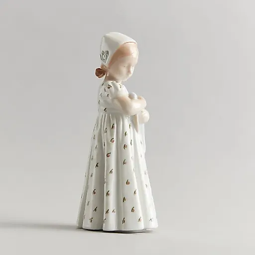 Статуэтка "Мари. Девочка с куклой" - View 3