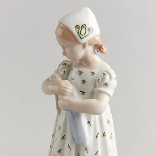 Статуэтка "Мари. Девочка с куклой" - View 4