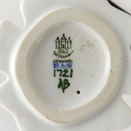 Статуэтка "Мари. Девочка с куклой" - View 6